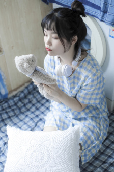 过来趴下